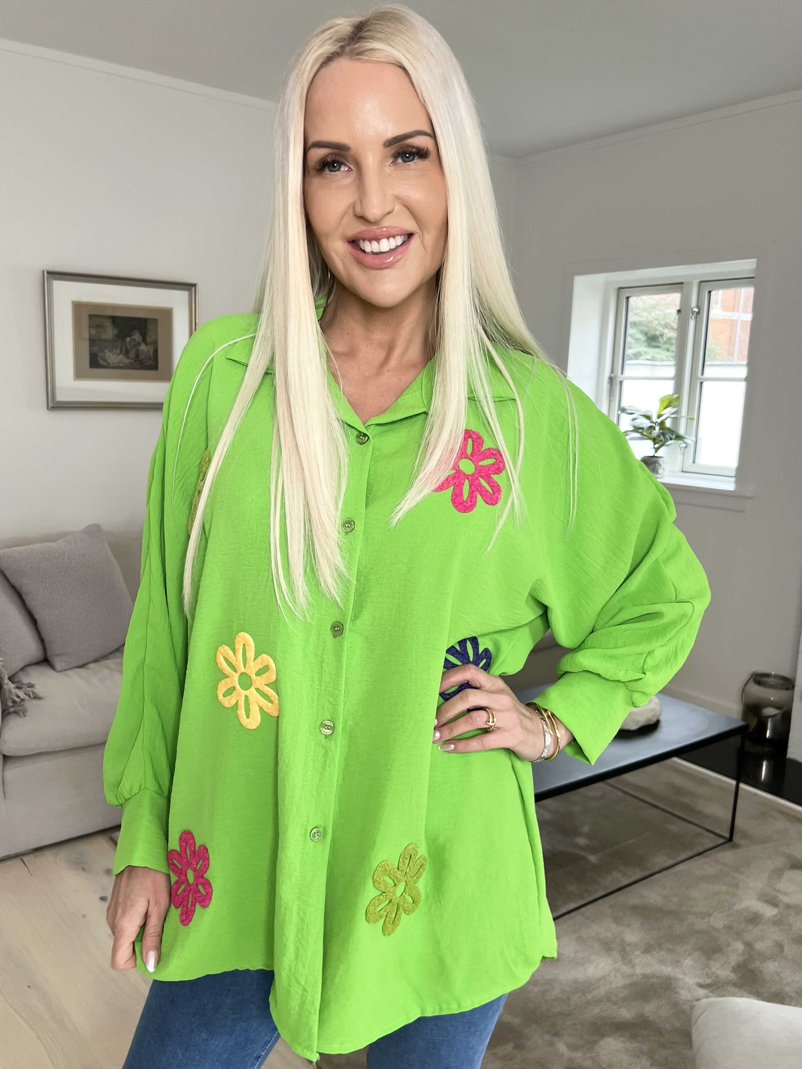 Katrin - Skjorte med fine farvet blomster foran